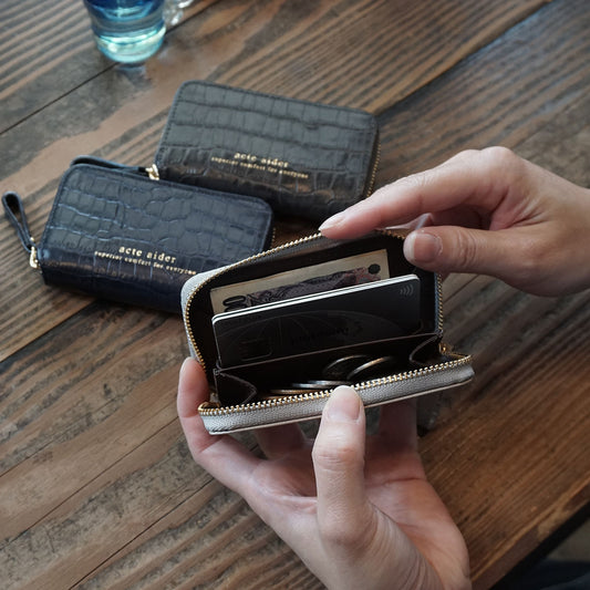 ラウンドファスナーミニ財布 クロコ型押し アークトエディー 内部使用例