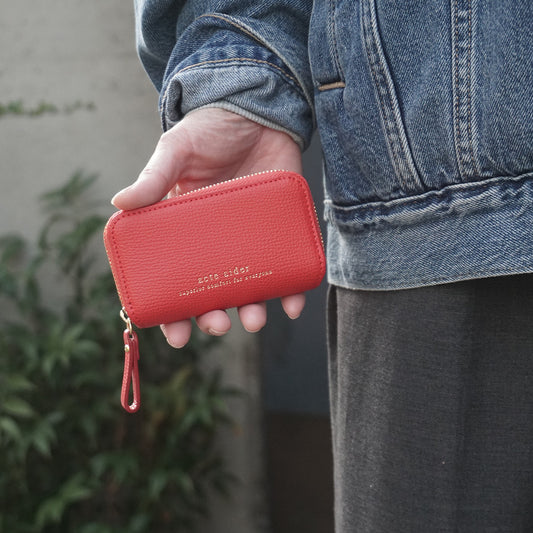 ラウンドファスナーミニ財布 エンボスレザー レッド アークトエディー 片手で持ったサイズ感