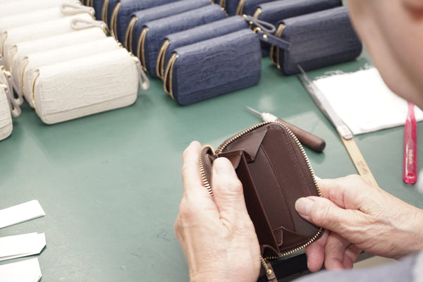 ミニ財布の最終検品｜革財布の仕上げと職人の手仕事